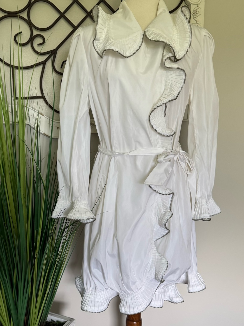 NWT JERRY T Size Large Gorgeous White Dressy Jacket  with Frilly Zipper Edge Hem